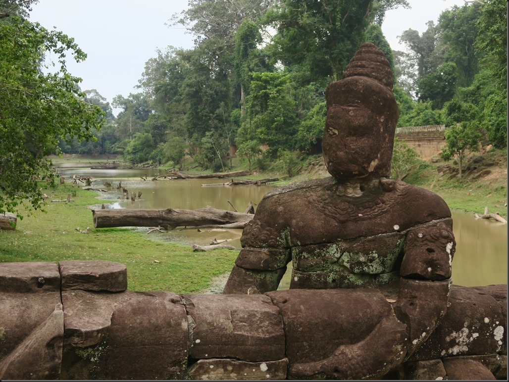 Devant l'entrée du Preah Kahn, le barrattage de la mer de lait