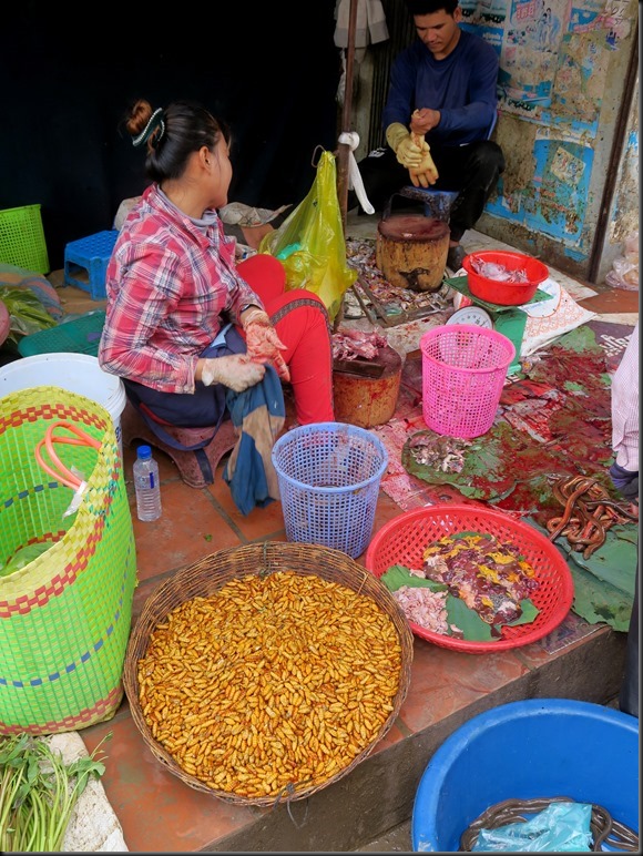 Sur le marché, des larves séchées