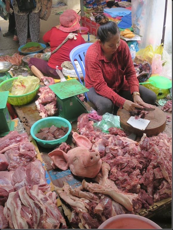 Sur le marché, du cochon. Dans la cuvette, du boudin