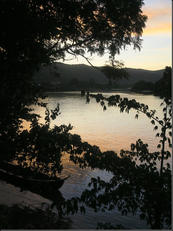 Au bord de la rivi&egrave;re &agrave; Kampot