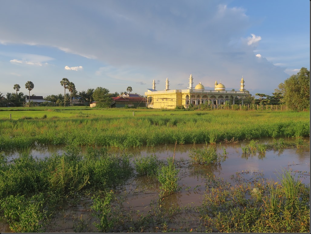 Une mosqu&eacute;e Cham dans les marais salants de Kampot